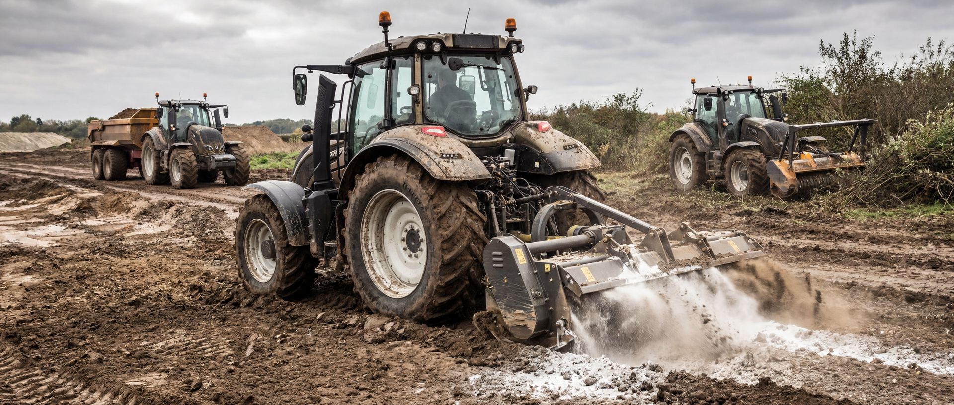 Traktor mit Fräse für Bodenstabilisierung mieten Traktor mit Anbaufräse stabilisiert den Boden, im Hintergrund weitere Traktoren im Einsatz.